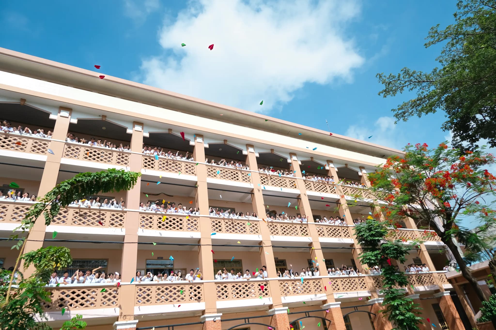 Một gương mặt học trò Ngô Quyền, rọi sáng từ trong bóng tối
