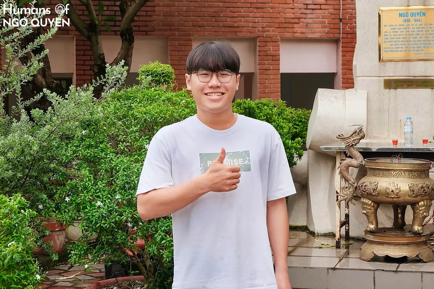 Đoàn Nguyễn Thắng — học sinh lớp 12A1, đứng trước tượng Ngô Quyền