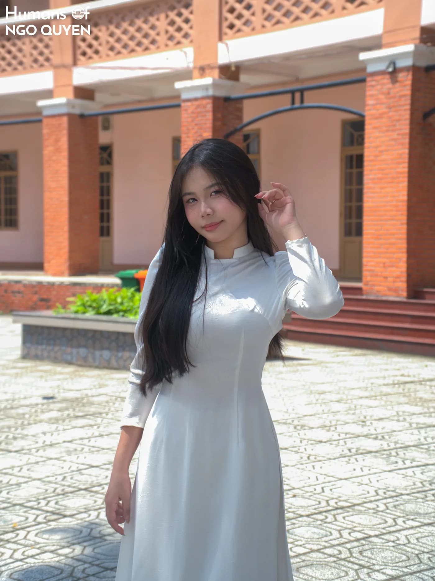 Khánh Ly — học sinh lớp 12D1, áo dài trắng giữa sân trường