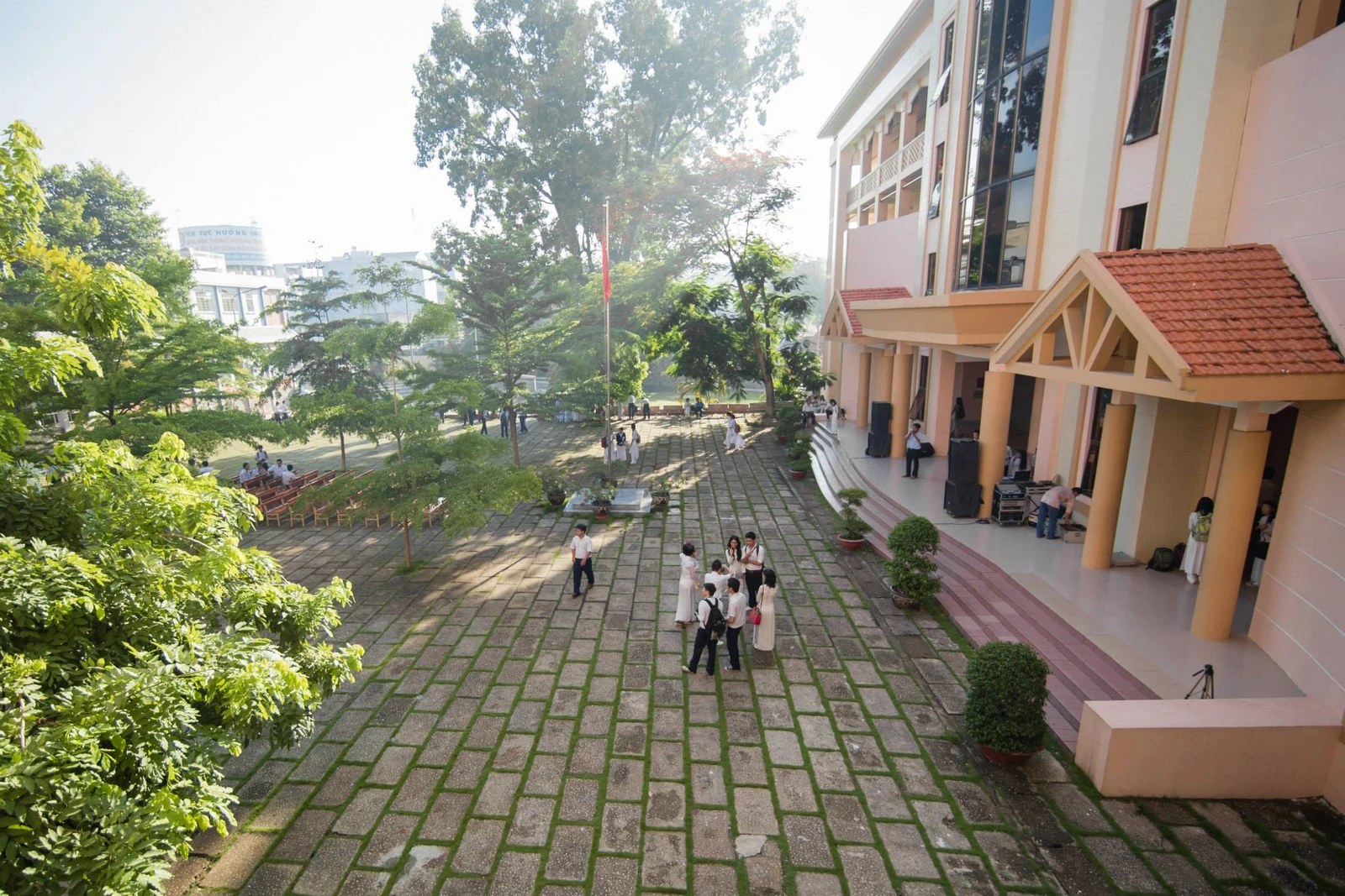 Hành lang trường và cờ đỏ, 2013