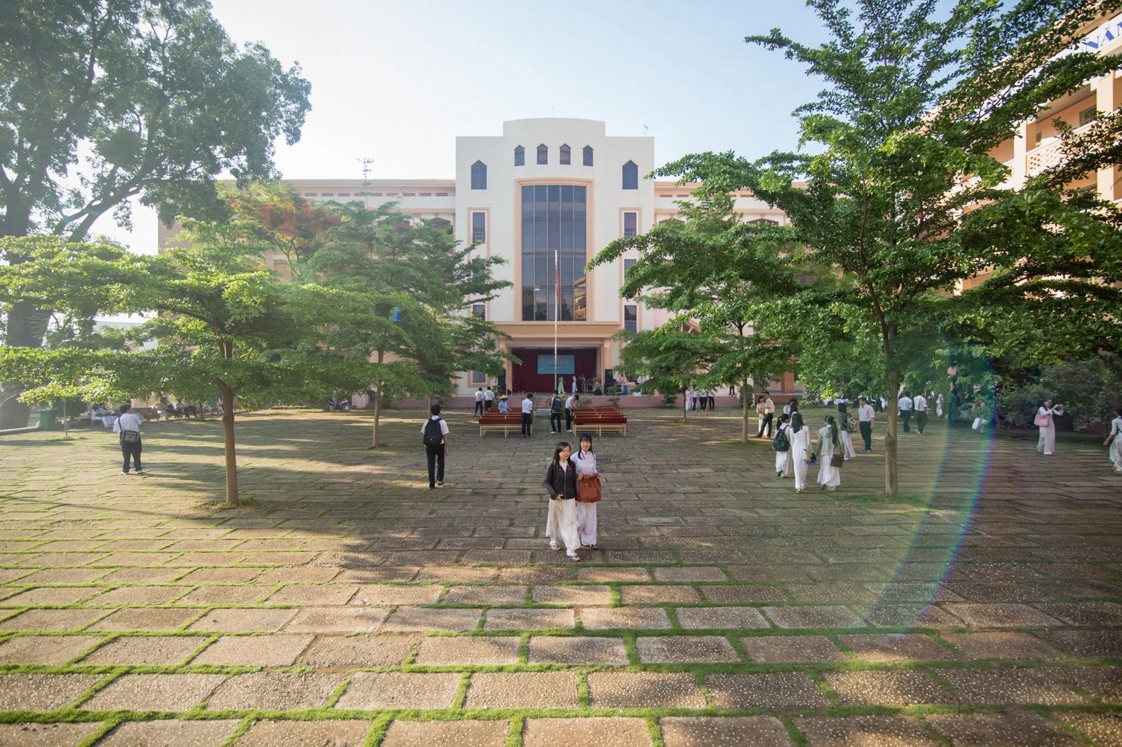 Học sinh đi dạo trong sân trường, 2013