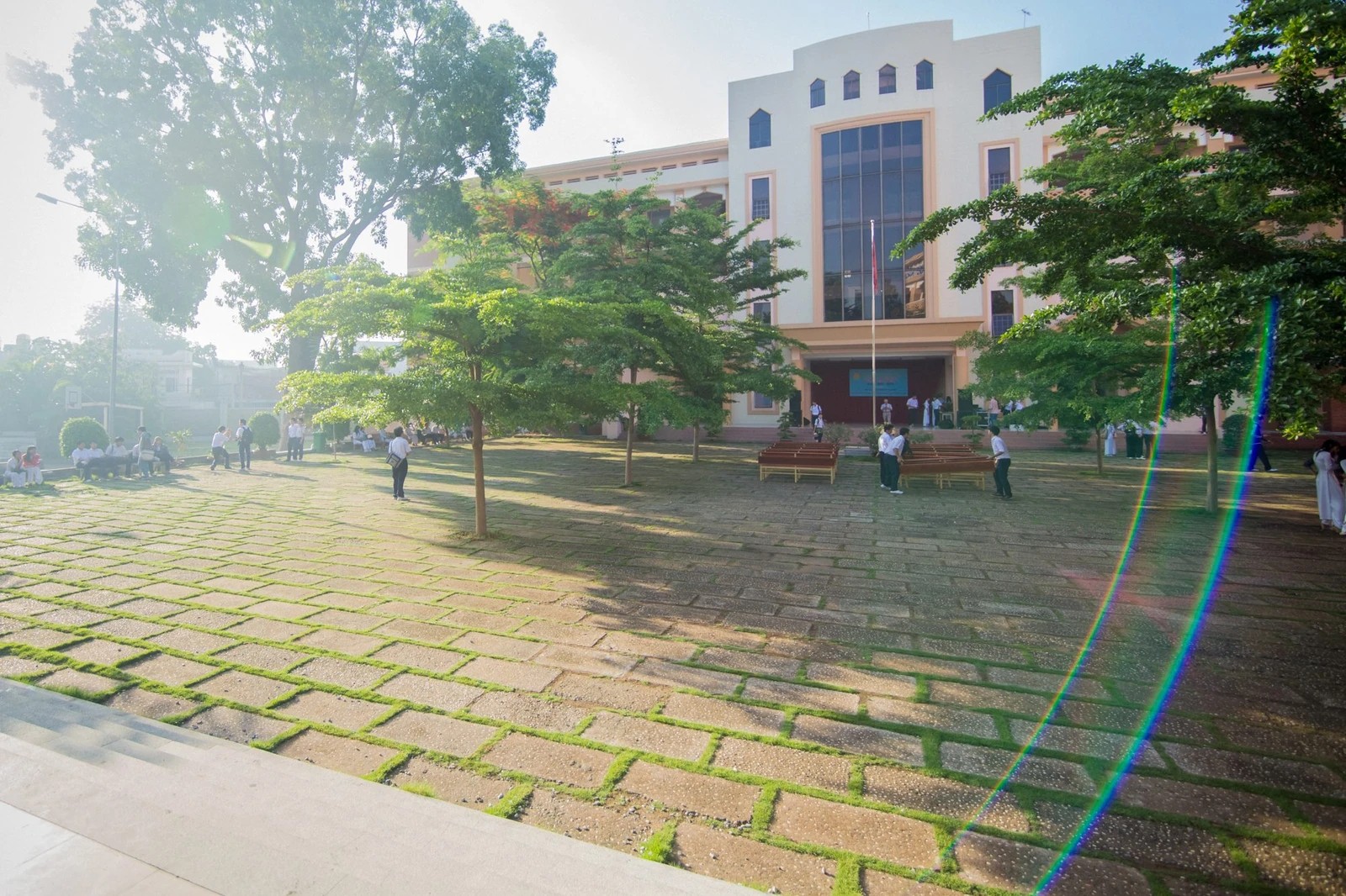 Sân trường Ngô Quyền nhìn từ phía cổng, 2013